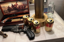 Elon Musk gây tranh cãi vì "khoe" ngủ chung cùng 2 khẩu súng