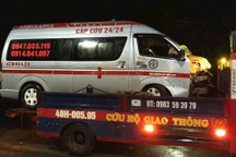 Xe cứu thương tự lật, bệnh nhi 1 tuổi tử vong