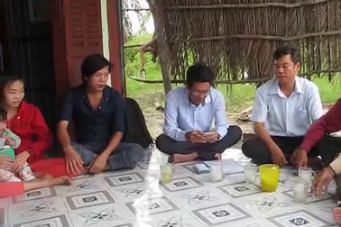 Trao tiền cho gia đình anh Võ Quốc Cương.