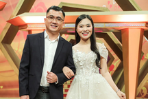 Chuyện tình "cọc đi tìm trâu" của nữ ca sĩ lên mạng tìm chồng vì ế