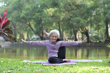Cụ bà U90 ở Hà Nội tiết lộ bí quyết trẻ khỏe nhờ mỗi ngày tập 15 phút yoga