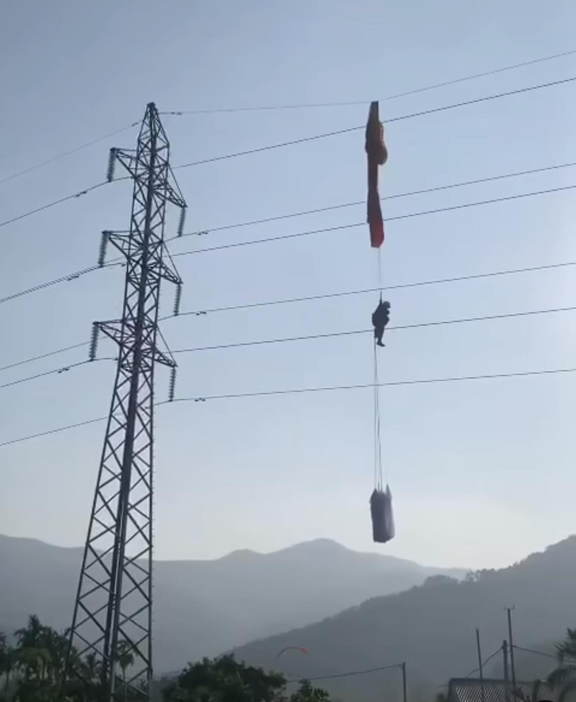 Người đàn ông nhảy dù mắc kẹt trên đường điện cao thế 110kV - 1