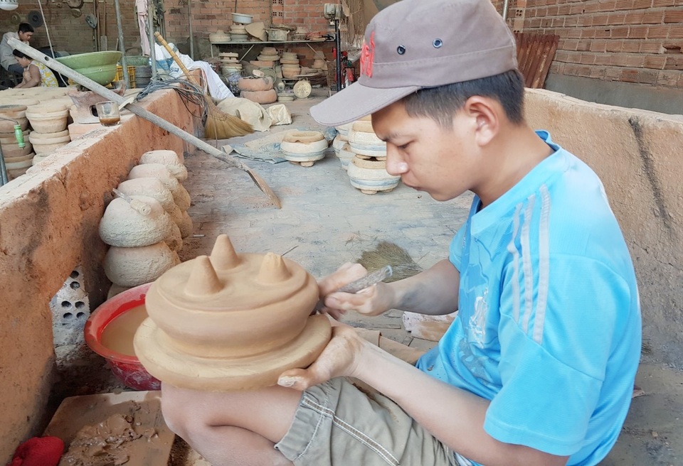 Thợ đúc đồng Phú Lộc Tây 1 buồn vì vụ Tết mang dấu ấn Covid-19 - 2 Thợ đúc đồng Phú Lộc Tây 1 buồn vì vụ Tết mang dấu ấn Covid-19 - 2