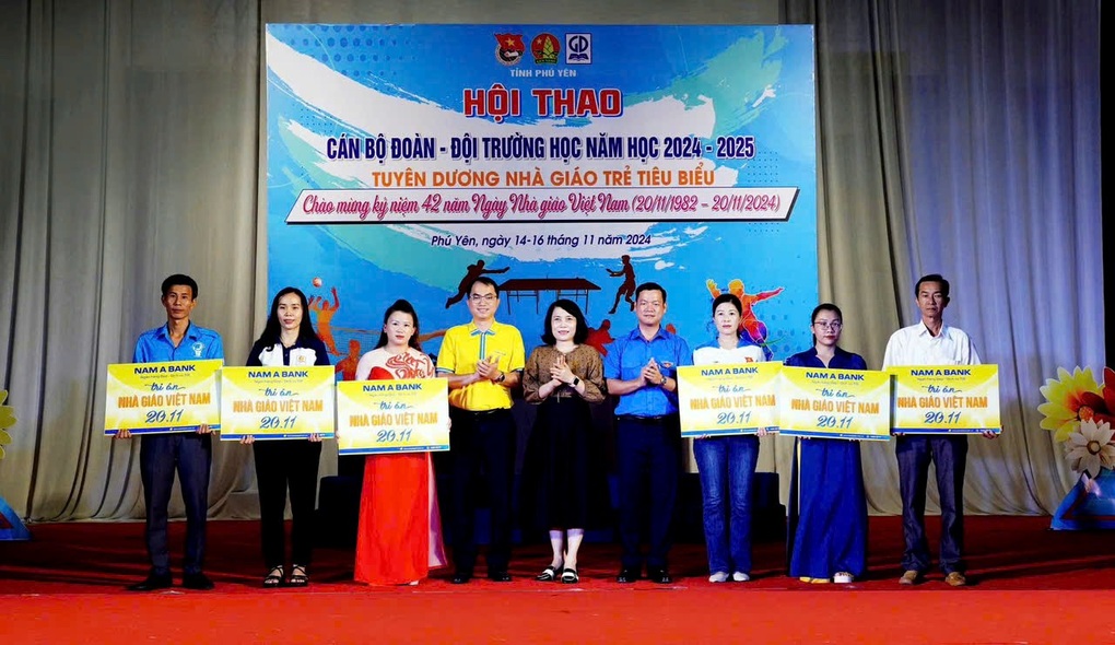 Nam A Bank chung tay vun trồng cây xanh và tri ân nhà giáo - 1 Nam A Bank chung tay vun trồng cây xanh và tri ân nhà giáo - 1