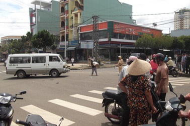 Ô tô con bị xe khách tông, văng xa 20m trên phố