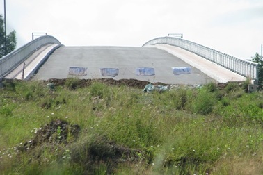 Cầu trăm tỷ mòn mỏi chờ... đường