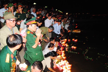 “Đêm hoa đăng” tri ân trên dòng sông Thạch Hãn