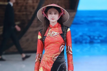 Bộ sưu tập của NTK Trung Quốc gây tranh cãi vì giống áo dài Việt Nam