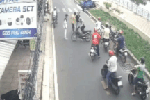 Người dân vây bắt, quật ngã tên trộm thang nhôm ở TPHCM