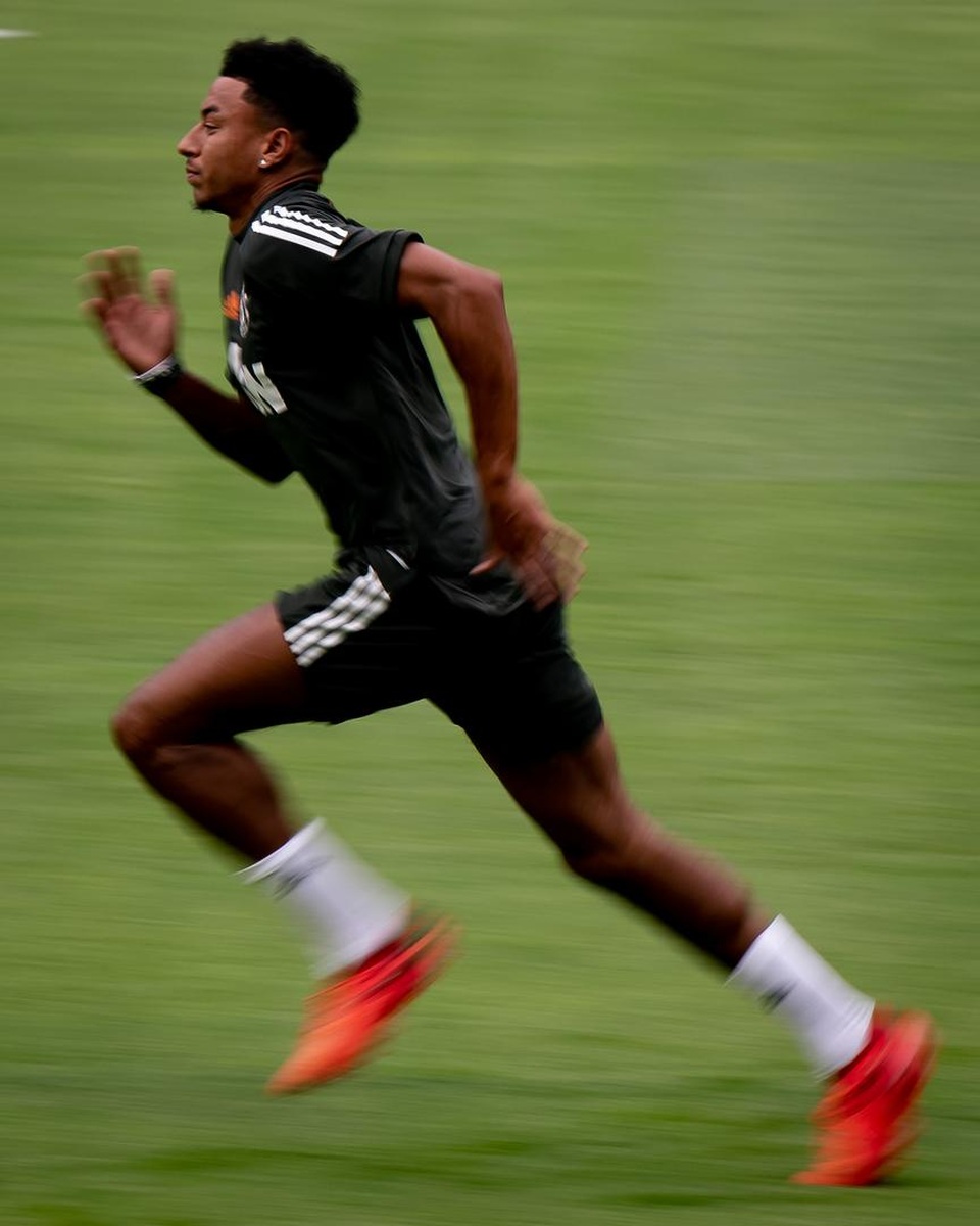 Pogba, Fernandes thoải mái phô diễn kỹ năng trên sân tập của Man Utd - 14 Pogba, Fernandes thoải mái phô diễn kỹ năng trên sân tập của Man Utd - 14