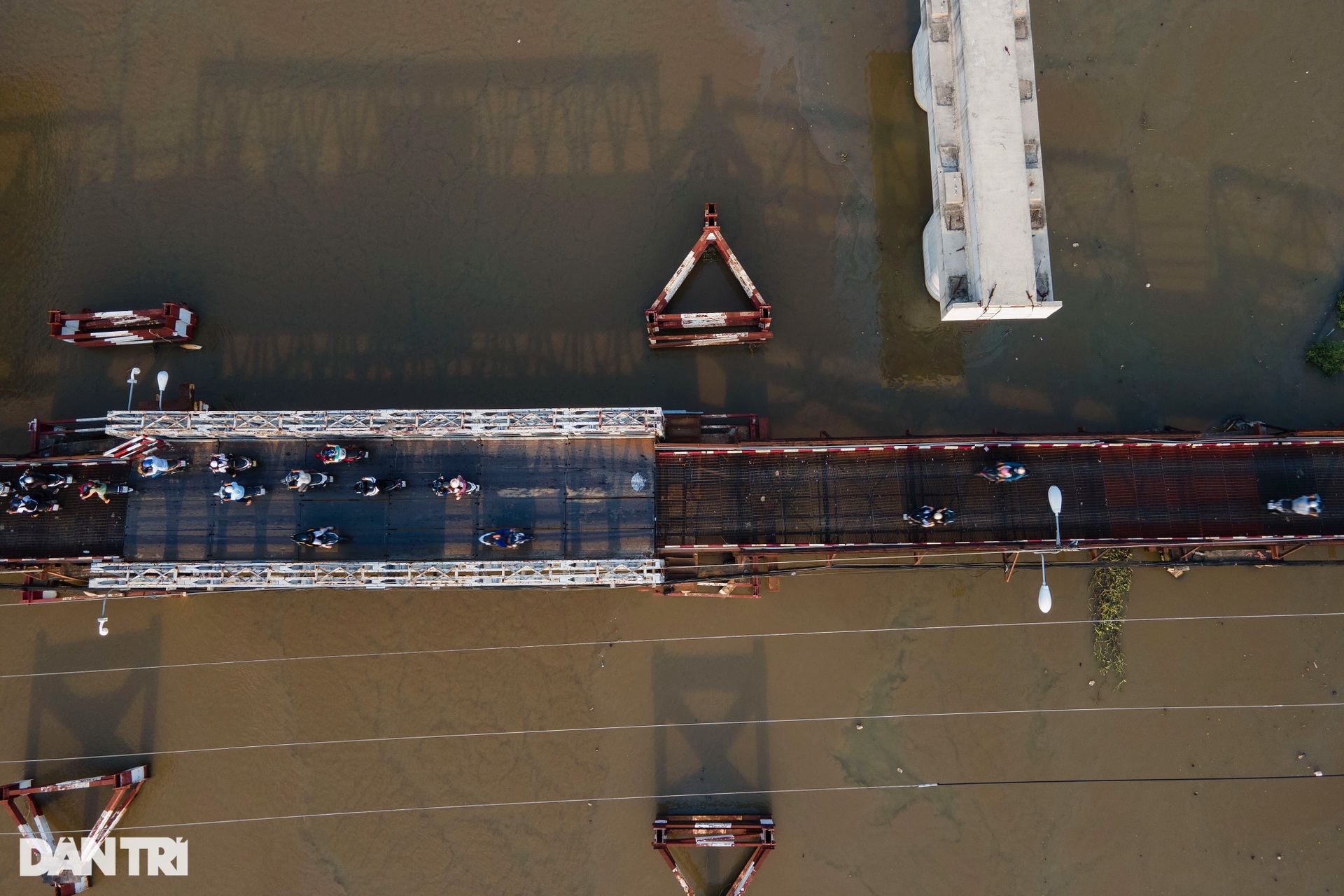 Cầu mới treo hơn 20 năm chưa xong, người dân TPHCM thấp thỏm qua cầu cũ - 3 Cầu mới treo hơn 20 năm chưa xong, người dân TPHCM thấp thỏm qua cầu cũ - 3