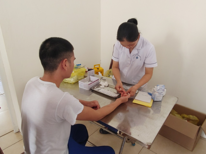 Lấy máu xét nghiệm sàng lọc HIV cho học viên tại Cơ sở cai nghiện ma túy số 6 Hà Nội.