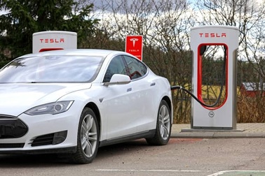 Xe điện Tesla nhốt chủ bên trong, tài xế mất quyền kiểm soát