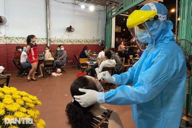 Chủ tịch TPHCM: Có nên tạm đóng cửa các quán ăn nhỏ?