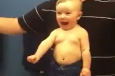 Bật cười trước màn "khoe cơ bắp" của em bé một tuổi