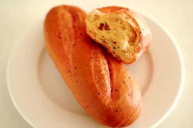 Thưởng thức món bánh mỳ thanh long của Việt Nam