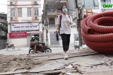 Hà Nội: Hãi hùng cảnh "Cạm bẫy" giăng khắp nơi trên con đường đang mở rộng