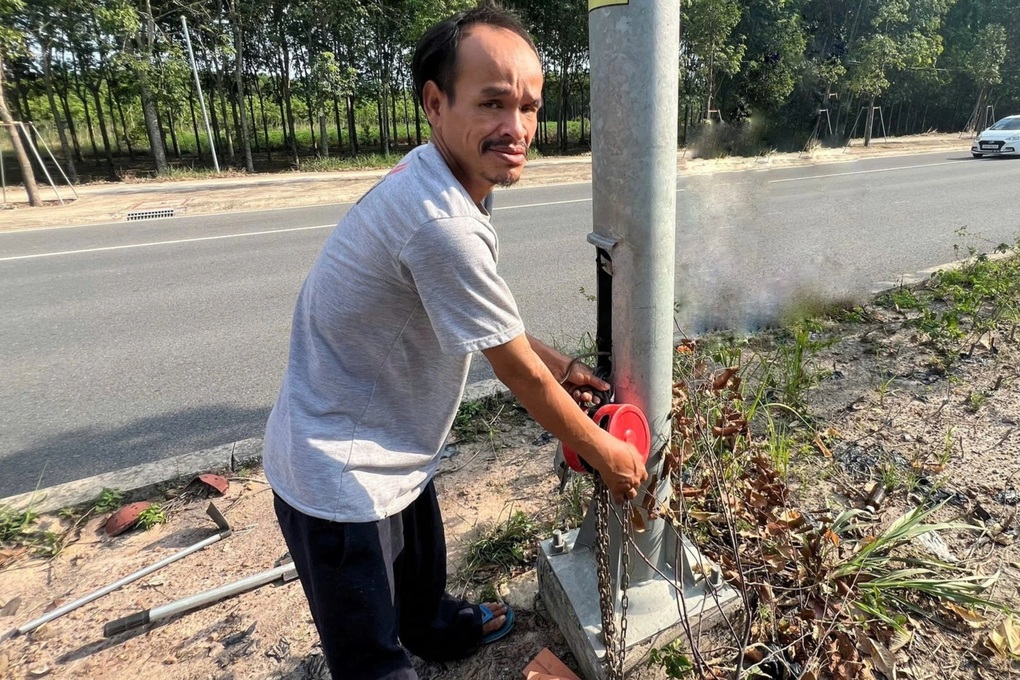 Bắt giam người đàn ông trộm dây điện tại nhiều trụ chiếu sáng ở TPHCM - 1