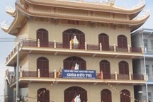 Một em bé từng bị bỏ rơi bất ngờ bị bắt cóc