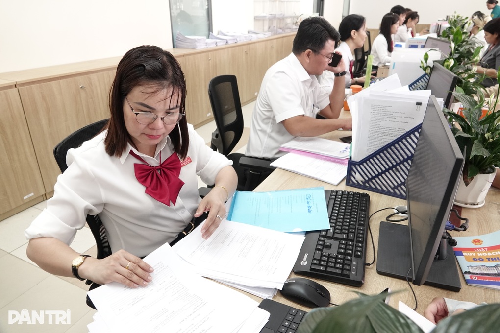 Cho phép viên chức “chân trong, chân ngoài” để xã hội có thêm người tài - 2 Cho phép viên chức “chân trong, chân ngoài” để xã hội có thêm người tài - 2