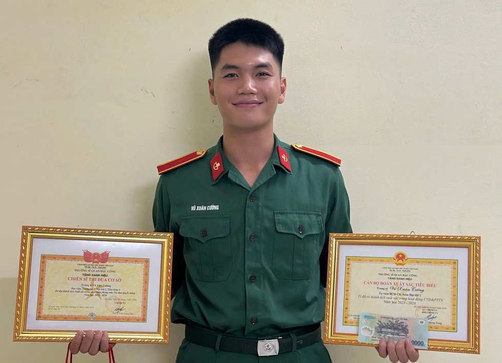 Thủ khoa đặc công nước kể 24 giờ thả trôi trên biển, vừa bơi vừa ăn cháo - 1