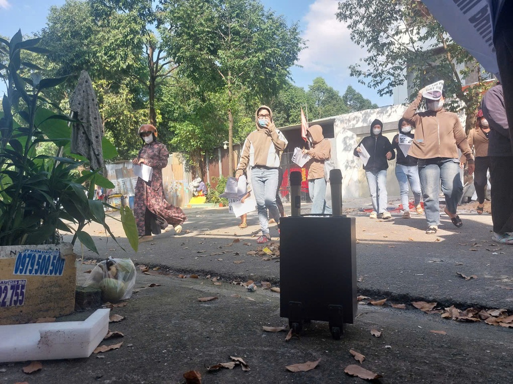 Chủ hụi biệt tăm, nhiều người mang loa đi đòi tiền ở TPHCM - 2 Chủ hụi biệt tăm, nhiều người mang loa đi đòi tiền ở TPHCM - 2