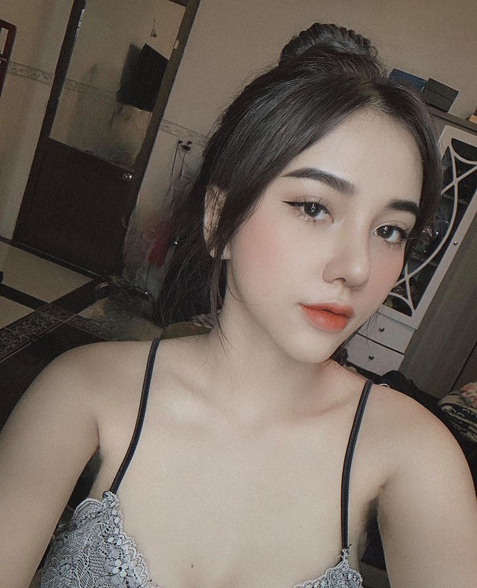Bạn gái xinh đẹp Hoàng Đức gây sốt với góc nghiêng đẹp thần sầu trên báo Trung Quốc - 5 Bạn gái xinh đẹp Hoàng Đức gây sốt với góc nghiêng đẹp thần sầu trên báo Trung Quốc - 5