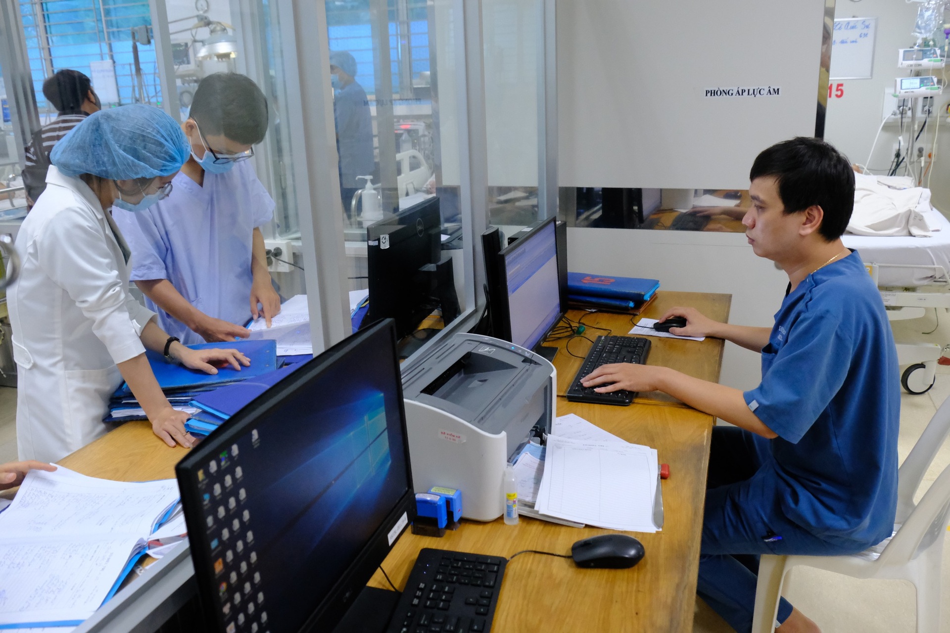 Trái chiều bác sĩ đi làm thêm phải xin phép bệnh viện: Ngành y gặp khó? - 7 Trái chiều bác sĩ đi làm thêm phải xin phép bệnh viện: Ngành y gặp khó? - 7