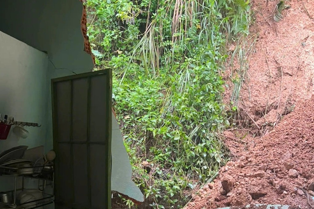 Sạt lở đất làm sập nhà dân ở Gia Lai - 1