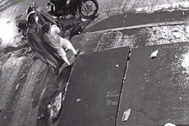 Bé trai bị hành hung giữa đường và nguyên nhân khiến nhiều người phẫn nộ