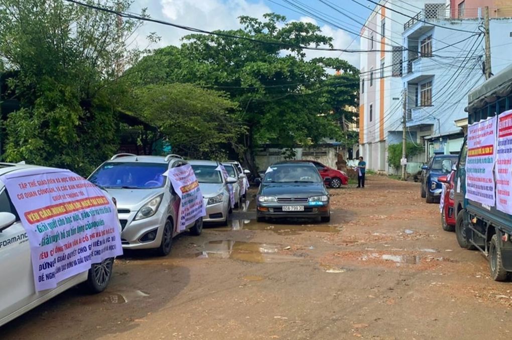 Giám đốc Trung tâm dạy lái xe bị bắt, giáo viên treo băng rôn cầu cứu - 1