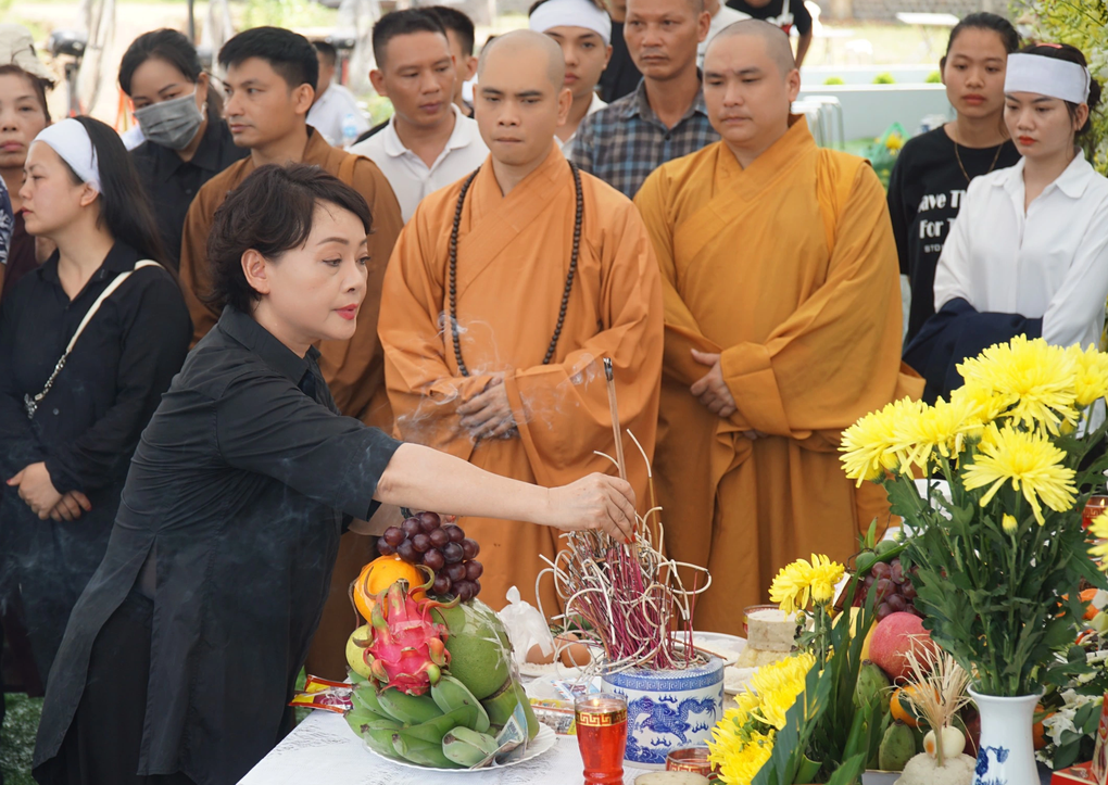 Dàn nghệ sĩ Gặp nhau cuối tuần, người thân khóc nghẹn tiễn biệt Giang Còi - 8 Dàn nghệ sĩ Gặp nhau cuối tuần, người thân khóc nghẹn tiễn biệt Giang Còi - 8