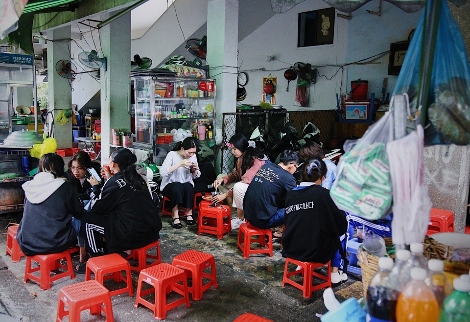 Cụ bà U70 bán ca cao bánh mì nuôi chồng và 3 con trưởng thành - 8 Cụ bà U70 bán ca cao bánh mì nuôi chồng và 3 con trưởng thành - 8