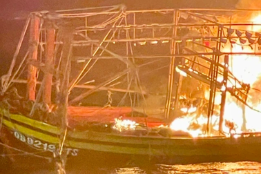 Tàu cá bốc cháy dữ dội, 7 người nhảy xuống biển thoát thân