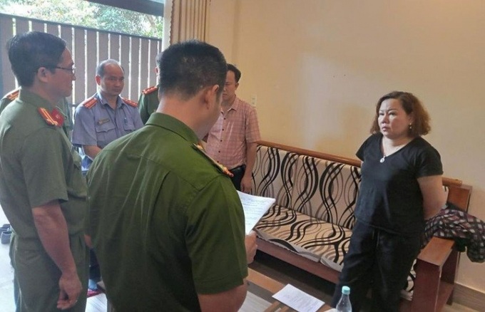 Cơ quan CSĐT đọc lệnh bắt bị can để tạm giam và Lệnh khám xét chỗ đối với bà Nguyễn Thị Nhung.