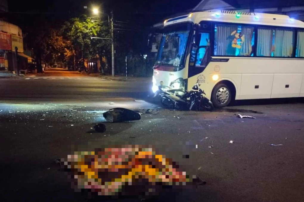 Thanh niên 18 tuổi tử vong sau va chạm với xe khách - 1 Thanh niên 18 tuổi tử vong sau va chạm với xe khách - 1