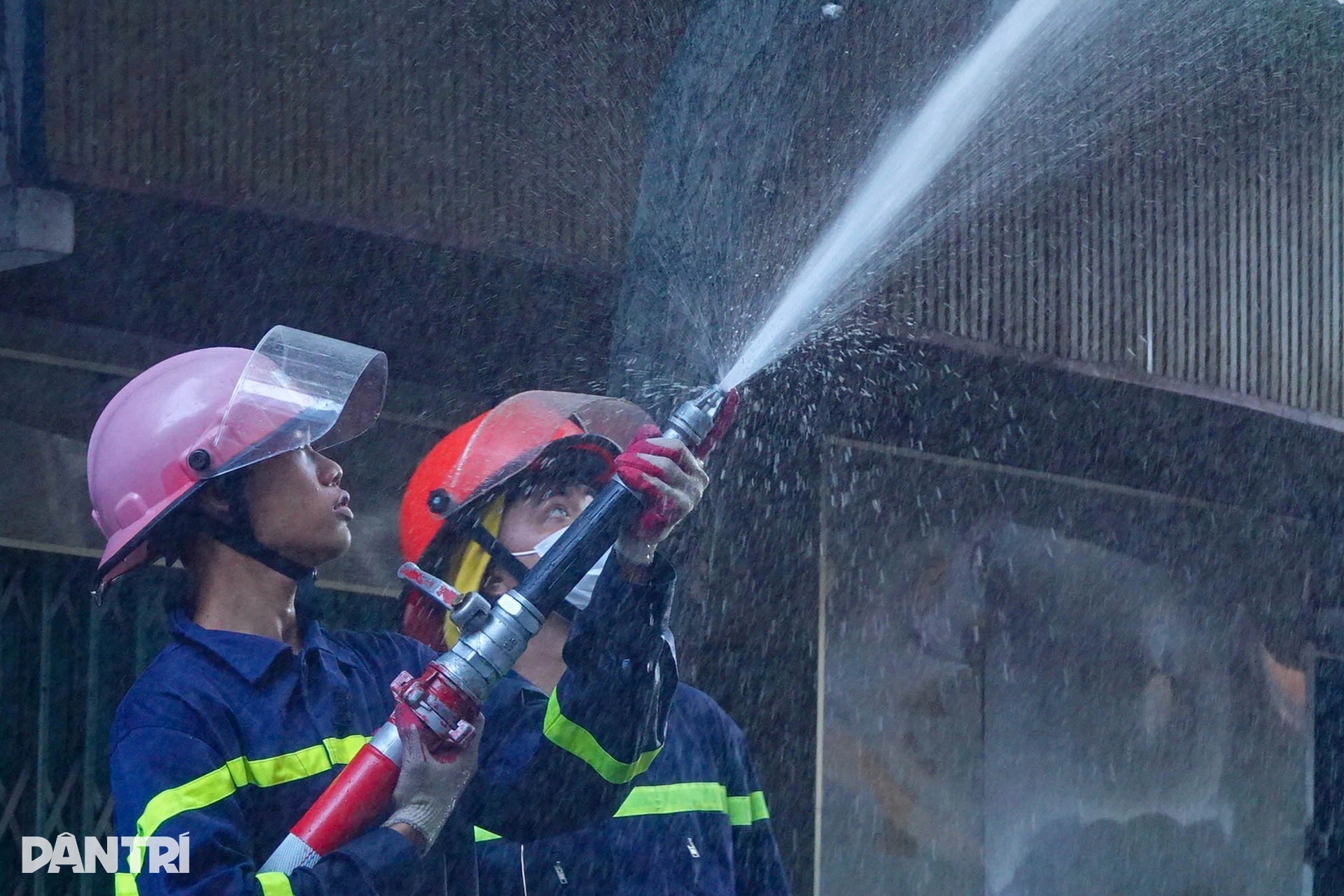 Hiện trường vụ cháy tiệm nhang đèn 3 tầng tại trung tâm TP Cần Thơ - 6 Hiện trường vụ cháy tiệm nhang đèn 3 tầng tại trung tâm TP Cần Thơ - 6