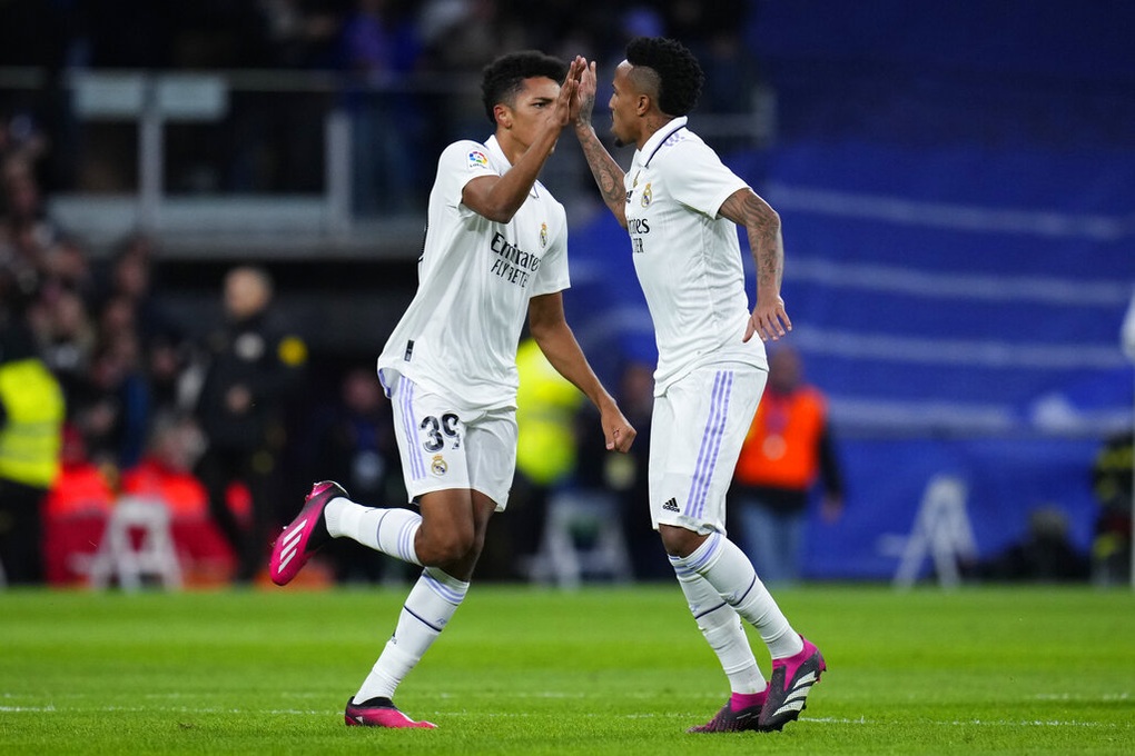 Real Madrid may mắn giành một điểm trước Atletico - 3 Real Madrid may mắn giành một điểm trước Atletico - 3