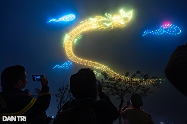 2.024 máy bay không người lái xếp hình rồng rực sáng bầu trời Thủ đô