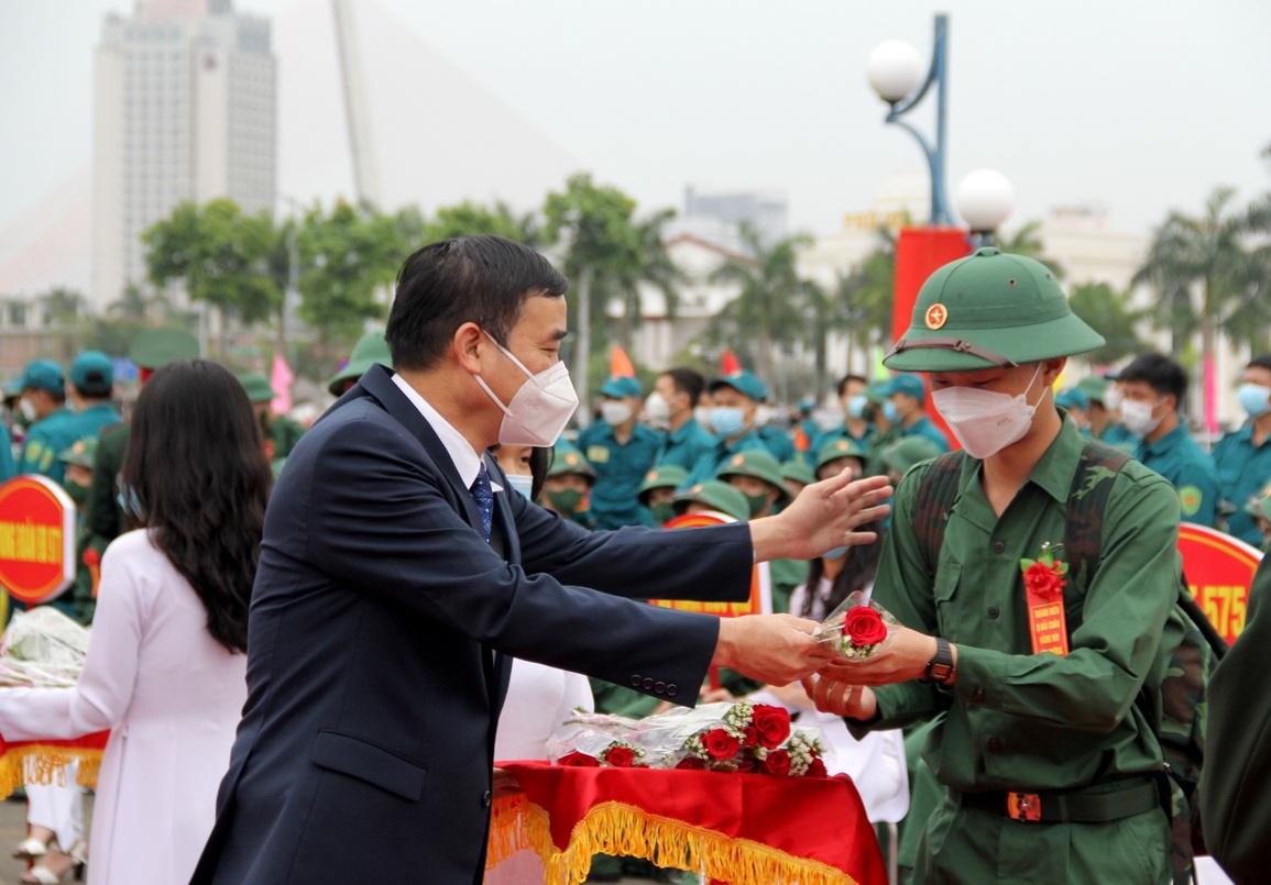 Người thân đội mưa bịn rịn tiễn tân binh lên đường nhập ngũ - 3 Người thân đội mưa bịn rịn tiễn tân binh lên đường nhập ngũ - 3