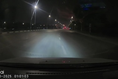 Nhóm thanh niên phóng nhanh, dùng đèn pin chiếu vào mắt tài xế