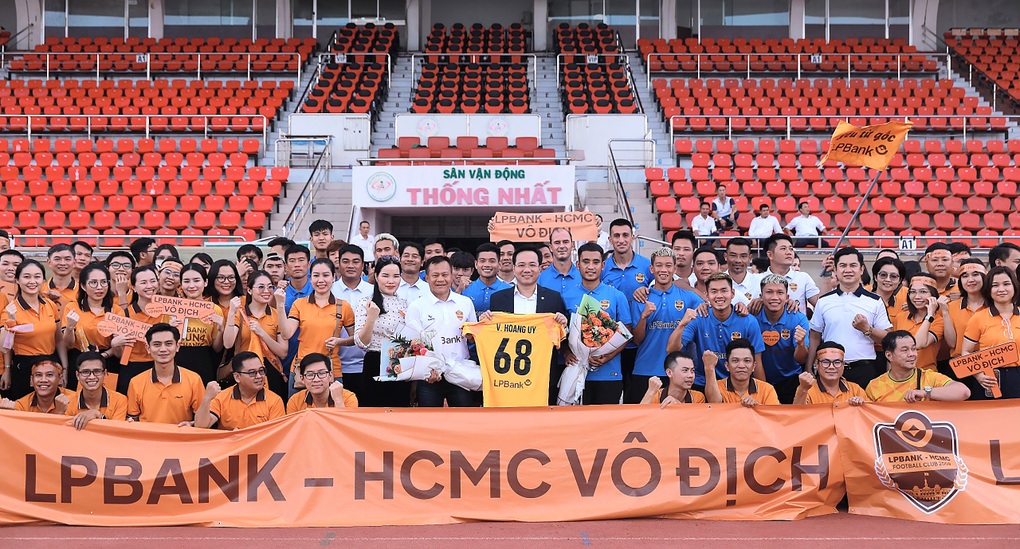 Hàng trăm cổ động viên chào đón CLB bóng đá LPBank - HCMC trở về - 5 Hàng trăm cổ động viên chào đón CLB bóng đá LPBank - HCMC trở về - 5