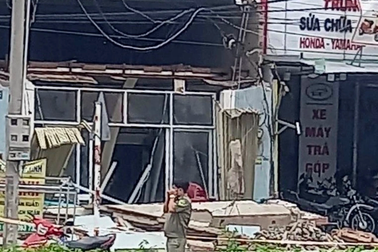 Tường đổ đè chết một công nhân