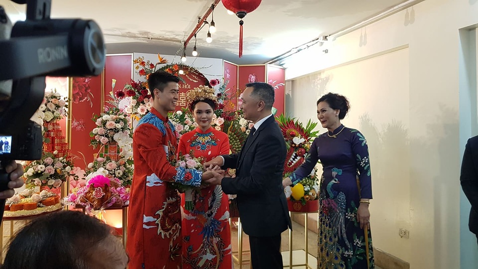 Cầu thủ Duy Mạnh và bạn gái nhà giàu làm lễ ăn hỏi, xôn xao cả phố Xã Đàn - 10 Cầu thủ Duy Mạnh và bạn gái nhà giàu làm lễ ăn hỏi, xôn xao cả phố Xã Đàn - 10