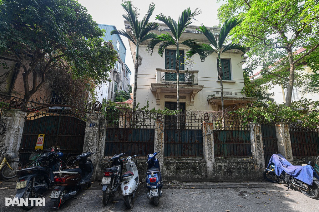 Ngỡ ngàng biệt thự trên đất vàng Hà Nội bỏ hoang 8 năm sạch bóng rác thải - 1 Ngỡ ngàng biệt thự trên đất vàng Hà Nội bỏ hoang 8 năm sạch bóng rác thải - 1