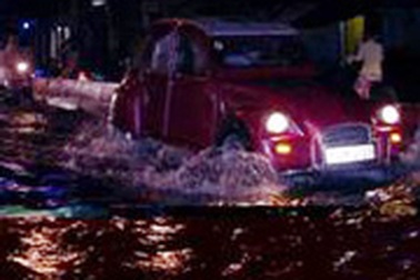 Mưa lớn, TPHCM ngập nước, mất điện