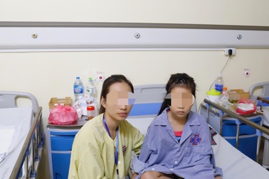 Bé gái liệt 2 chân đứng bật dậy đi lại sau mổ khối u tuỷ sống