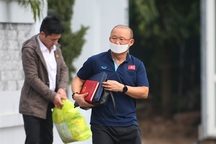 HLV Park Hang Seo đeo khẩu trang trong ngày làm việc với VFF