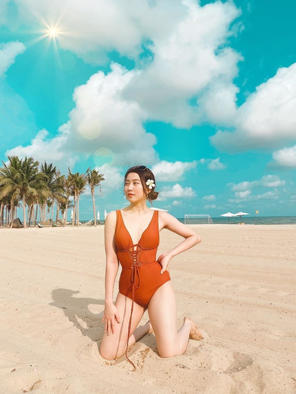 Bạn gái tiền đạo Tiến Linh khoe dáng trên bãi biển sau kỳ nghỉ vì dịch - 1 Bạn gái tiền đạo Tiến Linh khoe dáng trên bãi biển sau kỳ nghỉ vì dịch - 1