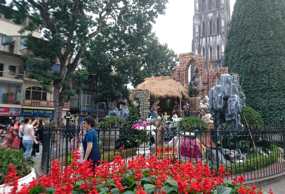 Đường phố Hà Nội được trang hoàng rực rỡ đón Giáng sinh - 4